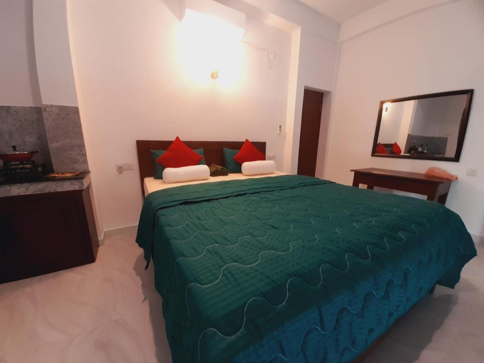 Blue Whales Hotel Hikkaduwa Eksteriør bilde