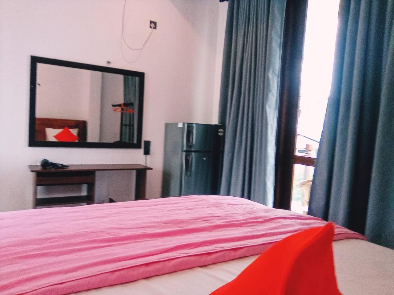 Blue Whales Hotel Hikkaduwa Eksteriør bilde