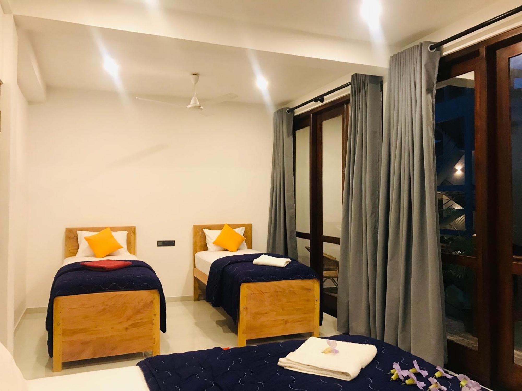 Blue Whales Hotel Hikkaduwa Eksteriør bilde